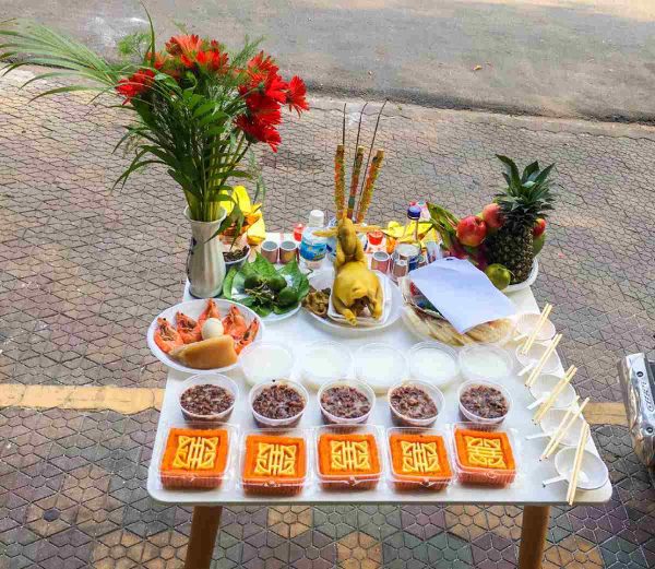 Tùy mỗi gia đình, địa phương mà mâm cúng Thổ Công sẽ gồm những vật phẩm giống hoặc khác nhau