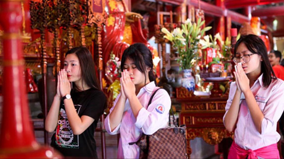 Các bước dâng lễ và khấn vái khi đi chùa